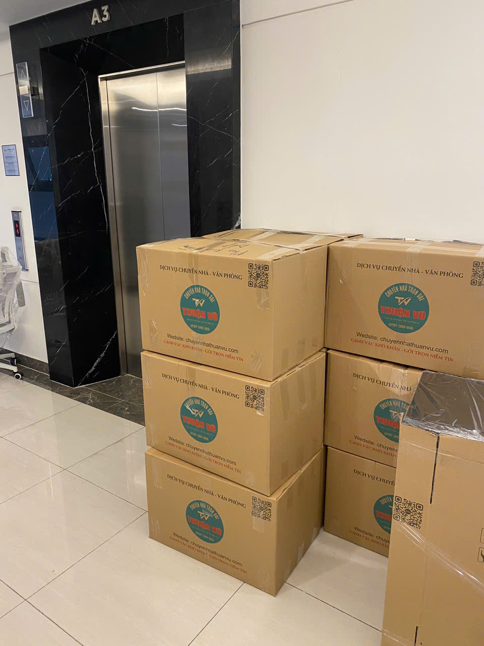 tập kết đồ tại thang máy toà BS12 -khu vinhome grand park